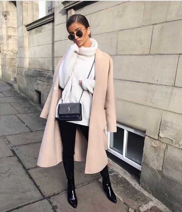 Розовое пальто – любимая одежда городских модниц осенью и зимой 2020-2021 года