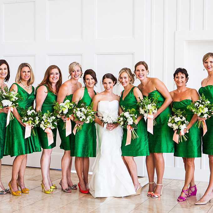 Свадебное платье — зеленого, изумрудного цвета