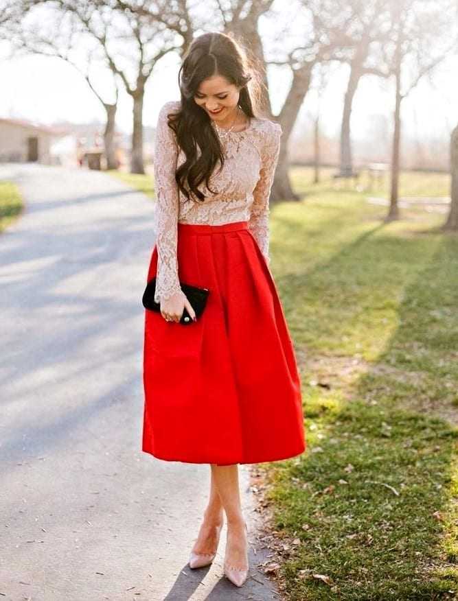 С чем сочетается бордовая юбка? комбинируем её с другой одеждой. какая обувь подходит к бордовой юбке? варианты стильных образов.