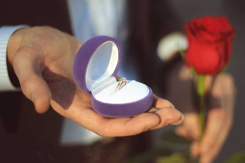 О том, какое кольцо дарят, когда делают предложение девушке, и как выбрать украшение
