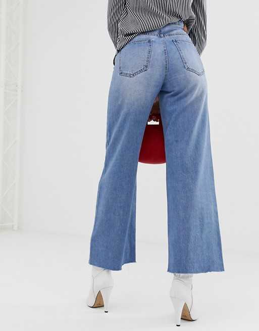 Преимущества и отличия женских джинсов-американок Выбор модного фасона по типу фигуры, предложения по комбинации с повседневным гардеробом Составление красивых образов для прогулок и праздников