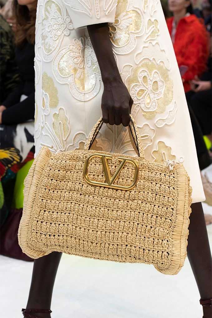 Стильные вязаные сумки стали особым трендовым аксессуаром 2020 года Мода не стоит на месте, но она может оборачиваться вспять, предоставляя возможность модницам побаловать себя интересными ретро-вещами
