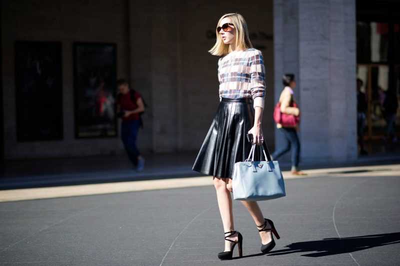 Кожаная юбка в гардеробе: с чем носить, чтобы выглядеть стильно? тренды 2021 года