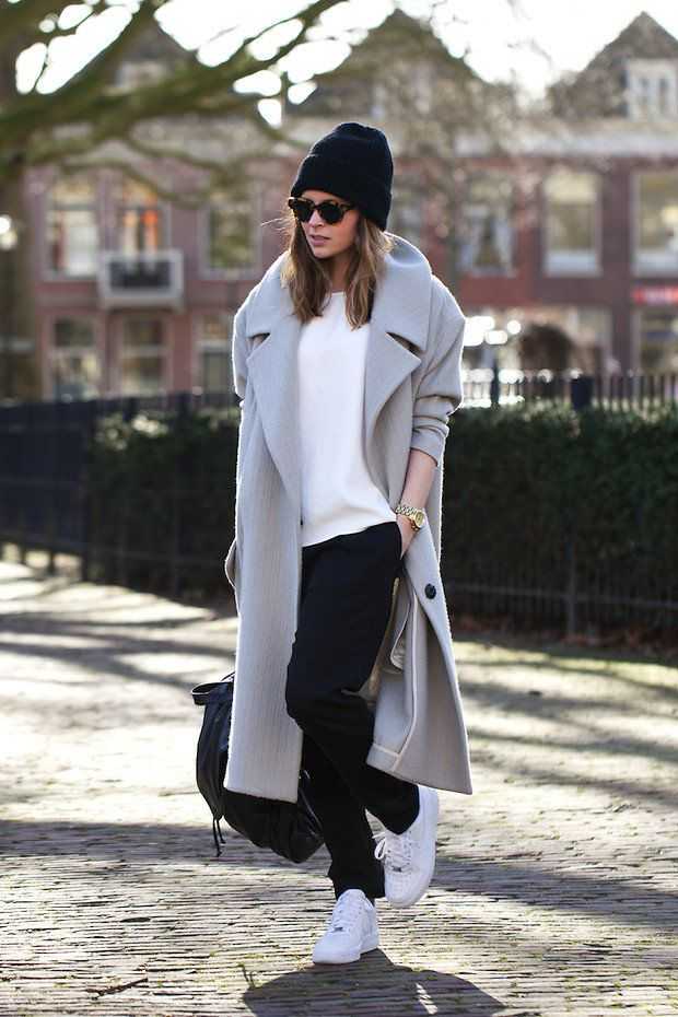Советы, как сочетать женские пальто с кроссовками, фото примеры