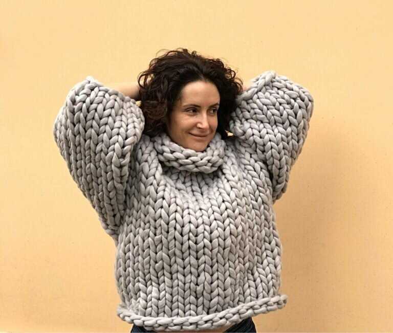 Объемный свитер крупной вязки спицами: схемы женских стильных изделий