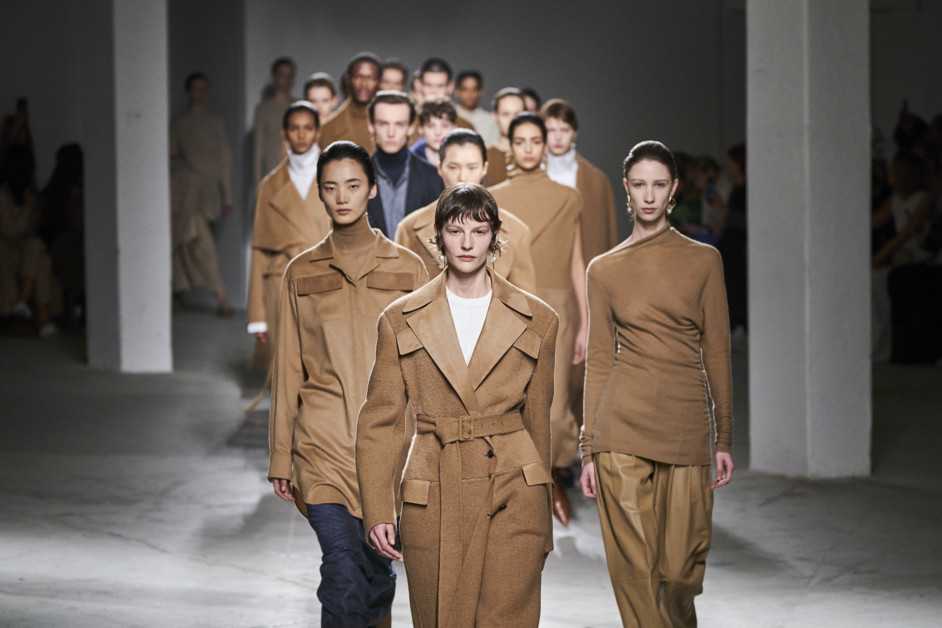 Вещи из вельвета – модный тренд 2021 года: варианты готовых луков, которые помогут вам создавать стильные весенние образы