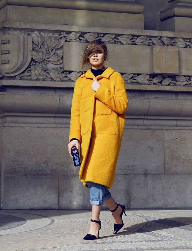 Женское пальто-кокон 2021-2022: что изменилось и с чем носить?