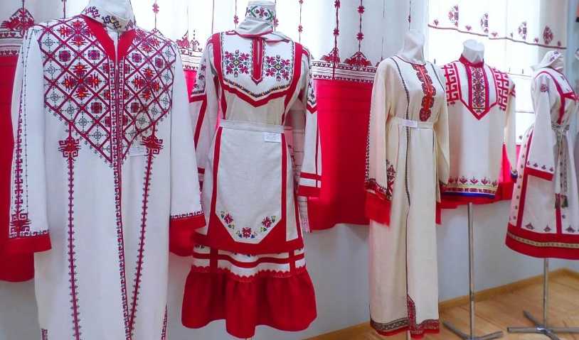 Особенности марийского народного костюма, его основные части Свадебный наряд и головные уборы Современный марийский национальный костюм