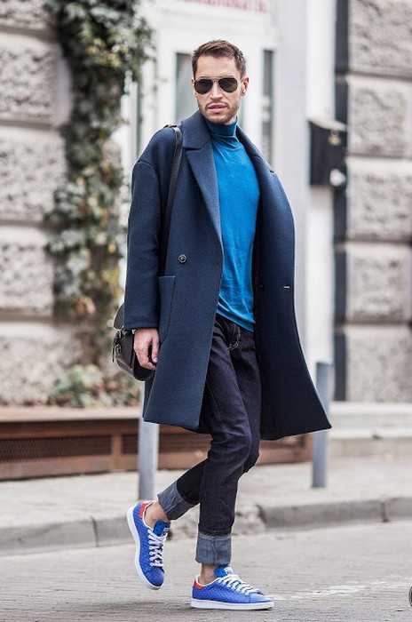 Как носить пальто с кроссовками: 24 стильных варианта