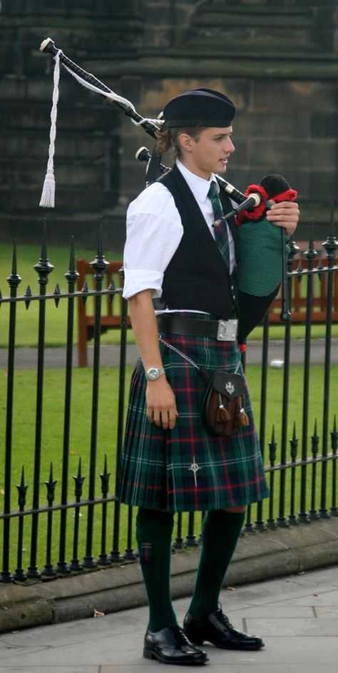 Особенности национального шотландского костюма Какие ткани и аксессуары помогают воссоздать образ настоящего шотландца в мужском и женском исполнении