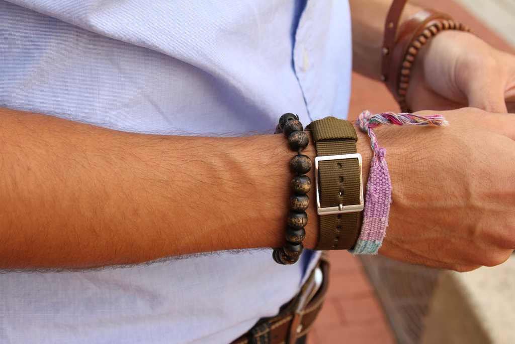 Как правильно носить браслеты на руке: стильные советы на каждый день