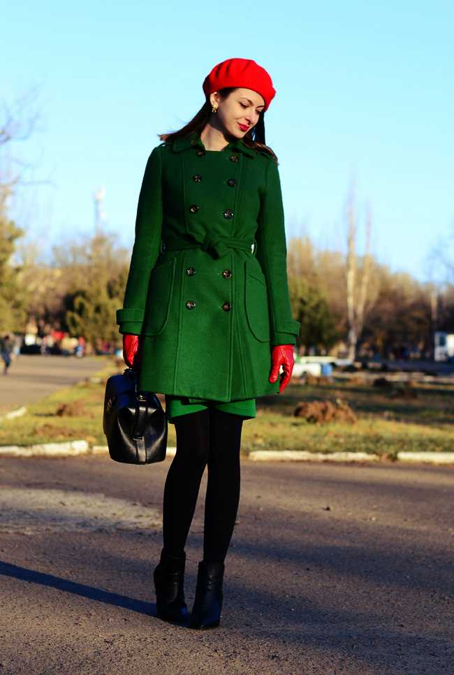 Зеленое пальто темных, ярких оттенков – с чем носить, фото