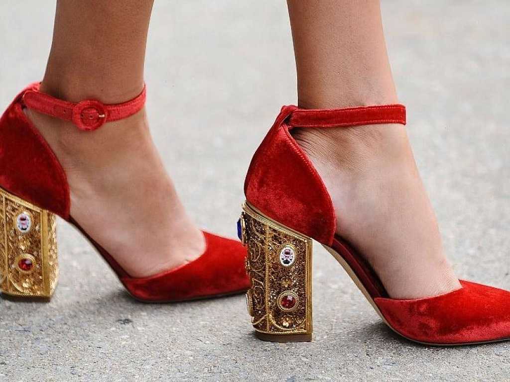 С чем носить красные туфли: топ-8 удачных луков