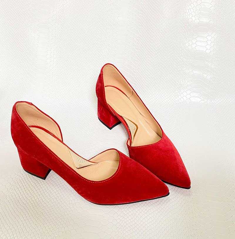 Дорого и со вкусом: 18 стильных образов с акцентом на красные туфли