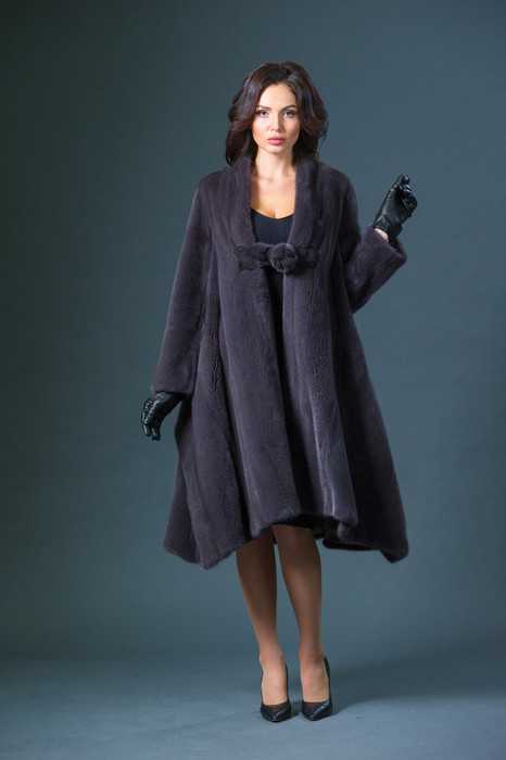 Кожаное женское пальто с мехом в женском гардеробе