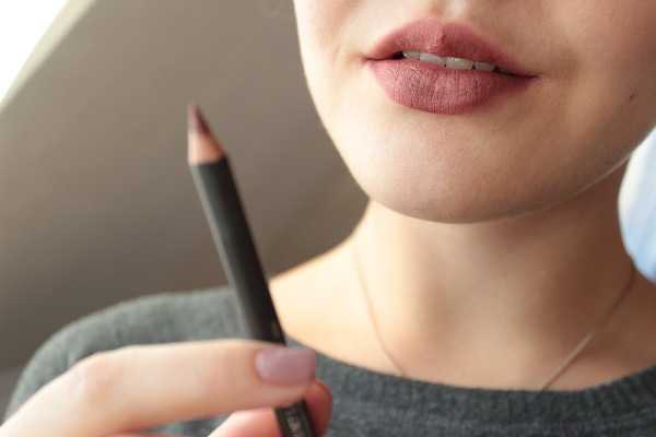 Как красиво обвести губы карандашом в макияже: схема с описанием, увеличение и уменьшение губ с помощью макияжа, советы визажиста, фото