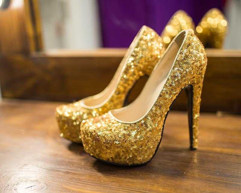 Что одеть с золотыми ботинками. с чем носить золотые туфли: лучшие модные образы на вечер или свадьбу. с вечерним платьем