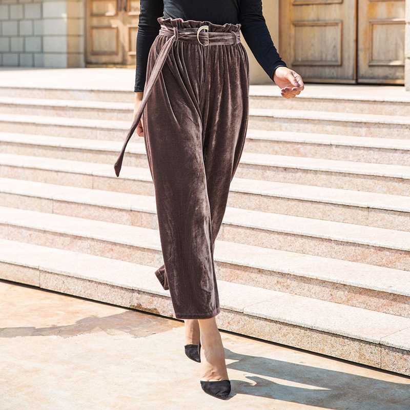 Бархатные брюки - изысканный, шикарный элемент гардероба Женские штаны из велюра можно сочетать с рубашками, свитерами, куртками и пиджаками В модных образах они представлены разного кроя и цвета