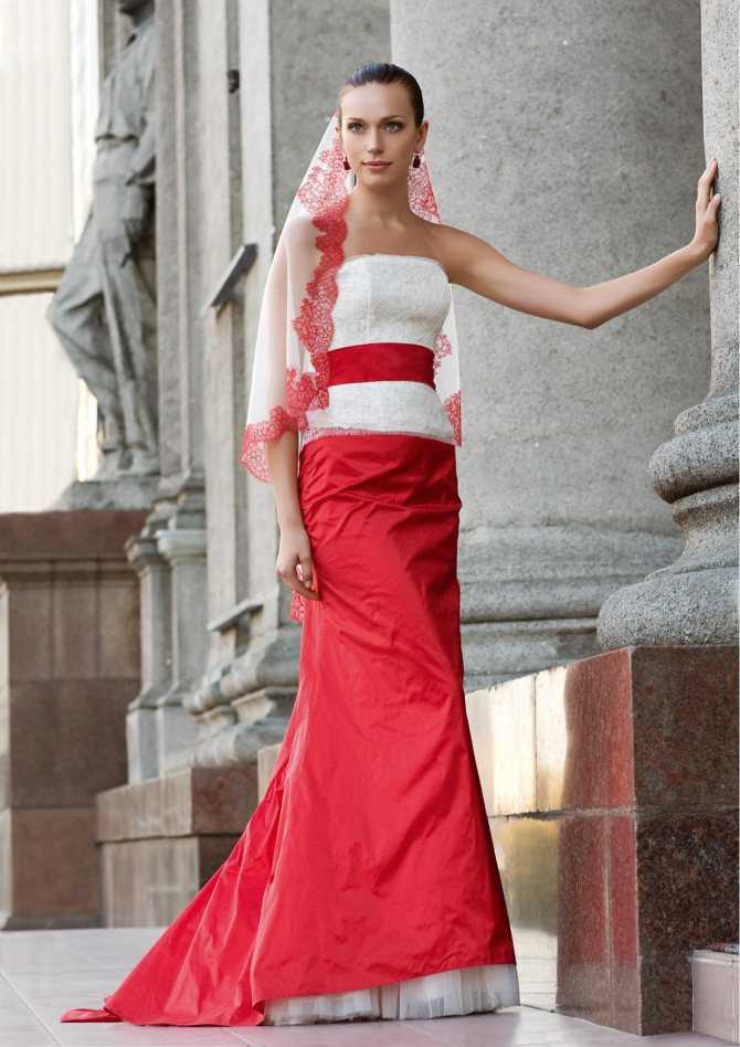 Модное красное свадебное платье – пышные, кружевное, с бантом, поясом, вышивкой, фатой, шлейфом, цветами, короткие, для полных, какие туфли, аксессуары, украшения?