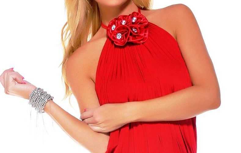 Роковое красное платье: с чем носить, чтобы не выглядеть вызывающе?