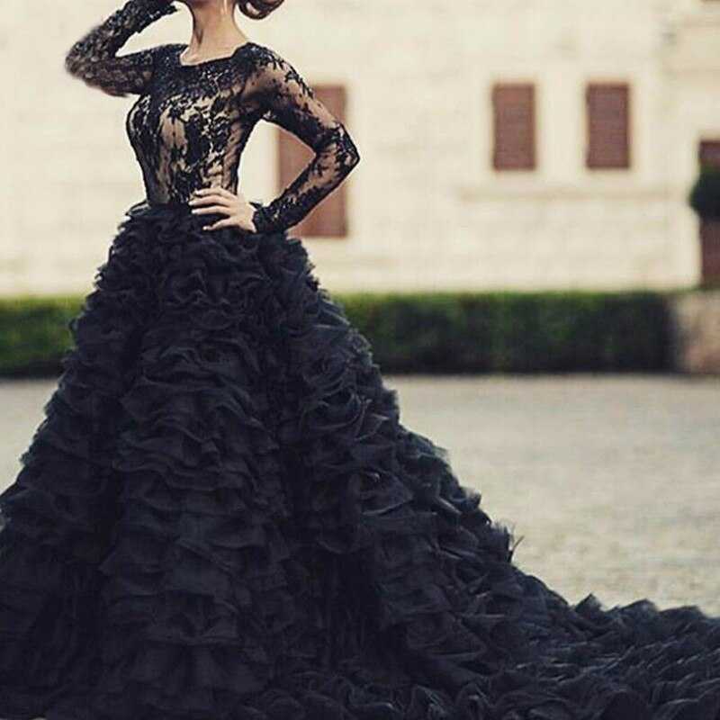 Черное кружевное платье — наряд для истинной королевы