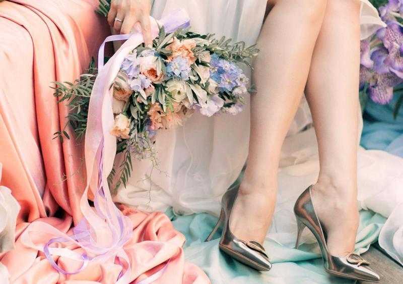 Цветные туфли для невесты. как выбрать?