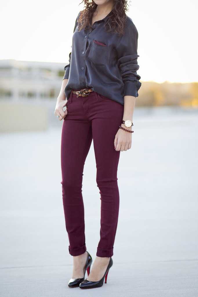 Бордовые штаны сочетаются с вещами в спокойной цветовой гамме Они составят идеальную комбинацию с блузками, топами и водолазками