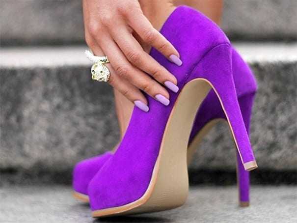 Как носить фиолетовые туфли