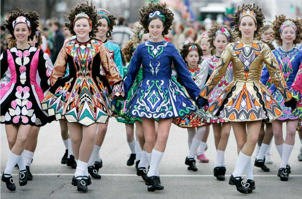 Описание ирландской народной одежды Танцевальные костюмы и их цветовые решения Английское влияние на формирование ирландских нарядов