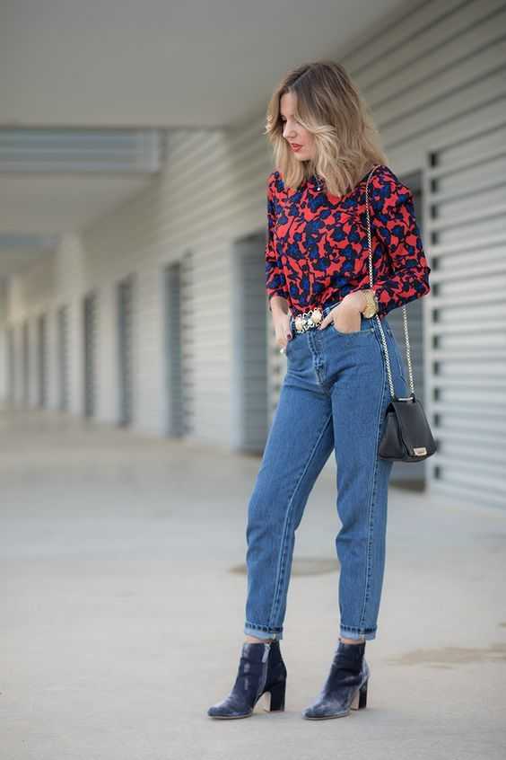 Женственные и стильные голубые джинсы позволят создать трендовые луки