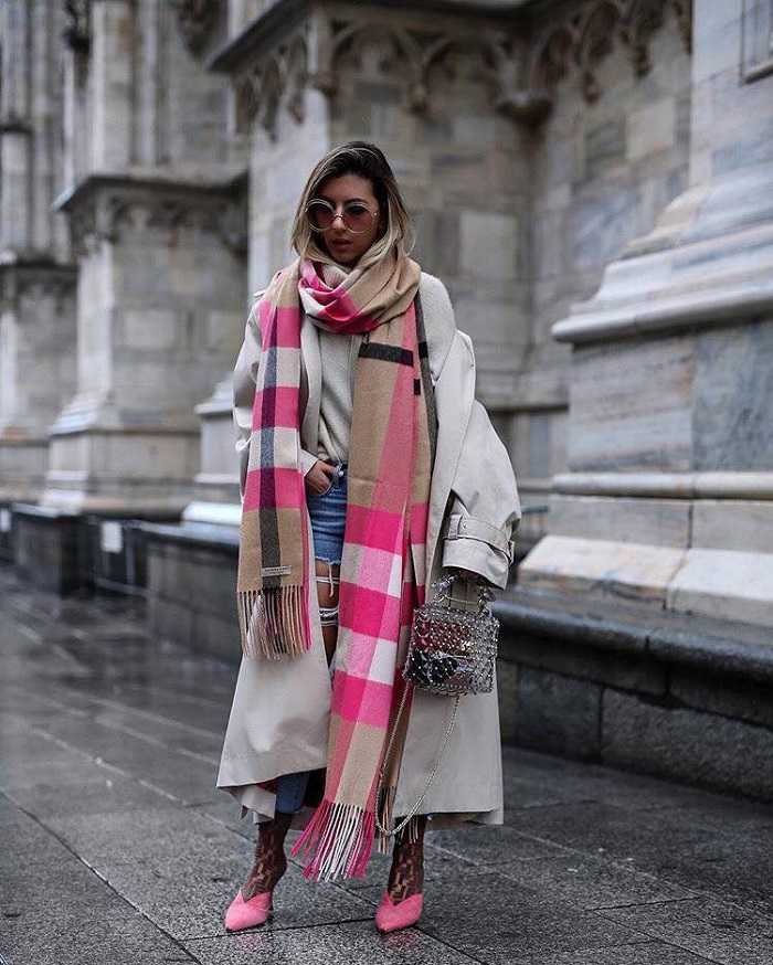 Теплый и уютный аксессуар для весеннего образа: как модно носить шарф в 2021