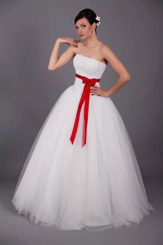 Экстравагантное красное свадебное платье: значение, лучшие варианты