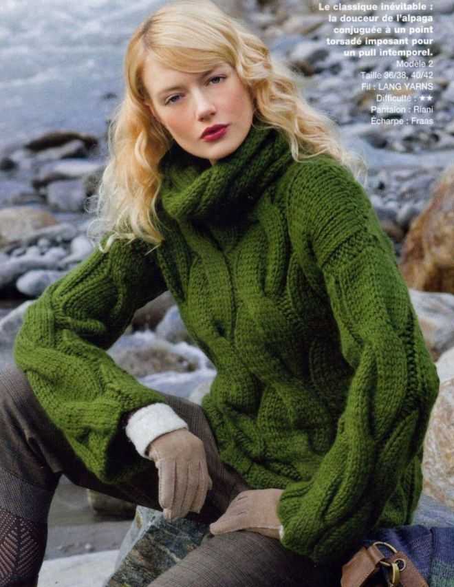 Модный женский свитер крупной вязки спицами
