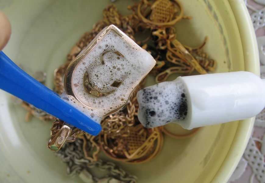 Как почистить золотую цепочку в домашних условиях: профессиональные и народные средства для очистки