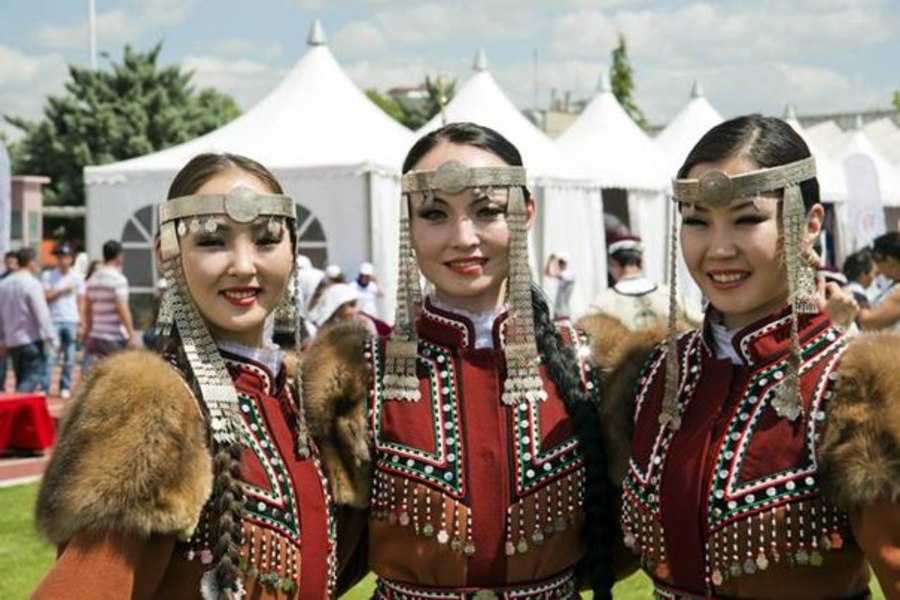 Национальный костюм народов Якутии является ярким воплощением традиционных ценностей Каковы исторические особенности классической одежды и элементов, присущих современной моде