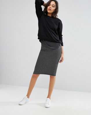 Черная трикотажная юбка – универсальная и практичная модель