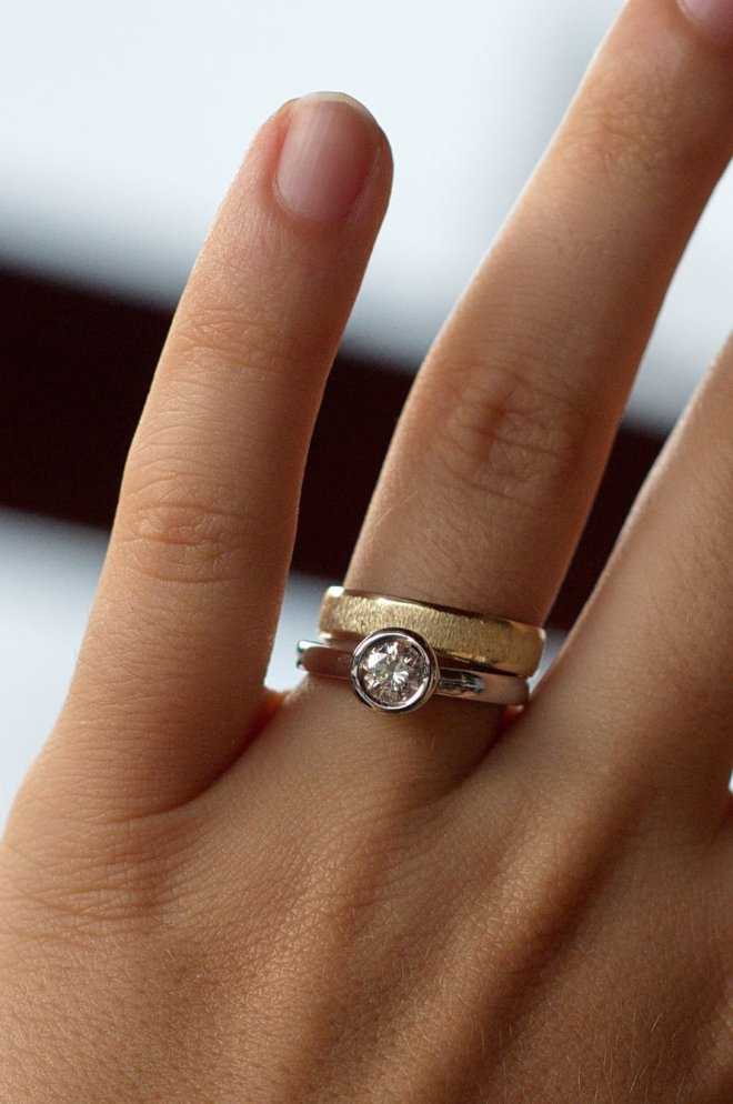 Кольцо для помолвки: какое должно быть, какое дарят, как выбрать размер, какой металл и камни подойдут вашей девушке лучше, фото оригинальных помолвочных колец