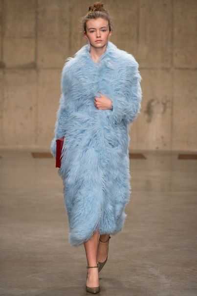 Женские меховые пальто: фото моделей, зимние и осенние фасоны с мехом, модные в 2020-2021 гг.