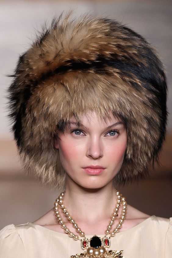 Модные вязаные шапки на зиму 2021 года женские шапки спицами 16 моделей