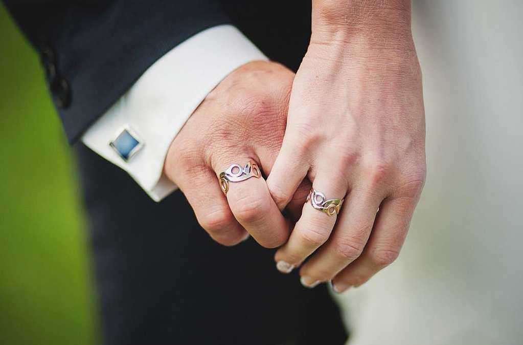 Как правильно носить обручальное и помолвочное кольцо?