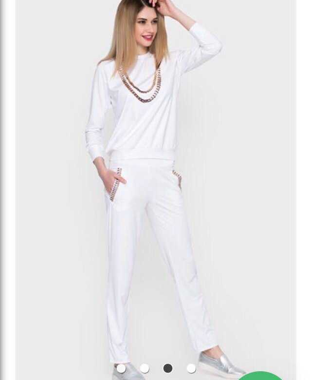 Белый костюм как элемент капсульного женского гардероба способен привнести освежающие нотки в привычные образы В тандеме с правильными аксессуарами он выравнивает пропорции и подчеркивает статус
