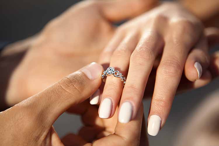 Какое кольцо дарят, когда делают предложение руки и сердца?