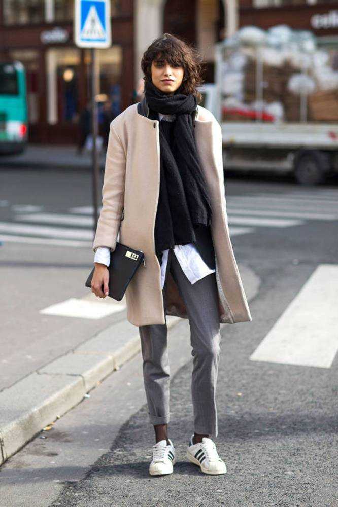 Пальто с кроссовками (95 фото): для женщины и мужчины, сочетание с серым, бежевым, с джинсами