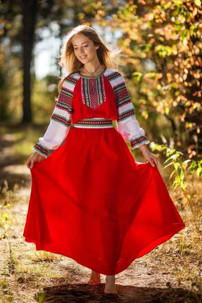 Платья в русском стиле (65 фото): штапельные, современные, марыся, в народном, подвенечные, длинные, льняные