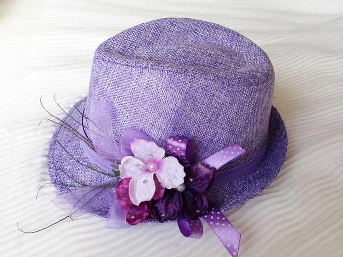 Как украсить шляпу своими руками, оформить женские фетровые и летние соломенные шляпы цветами, фатином, лентой или бантом