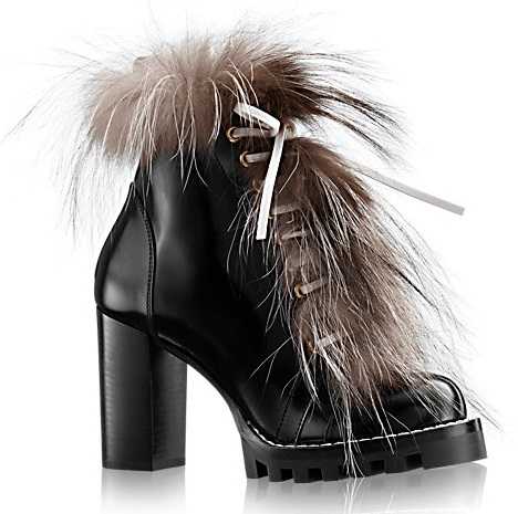 Ботинки с мехом наружу зимние женские, белые или коричневые короткие сапоги из замши на танкетке, с чем носить теплую обувь из натуральной кожи на шнуровке