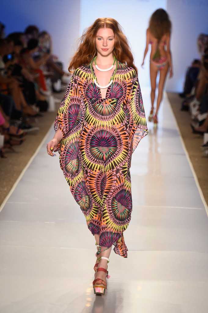 Платье-туника 2019-2020: фото модных фасонов - пляжные, вязаные, летние, для полных - цвета и принты