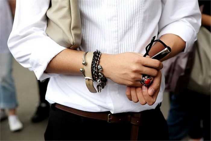 На какой руке носят браслеты женщины: как правильно носить цепочку на руке