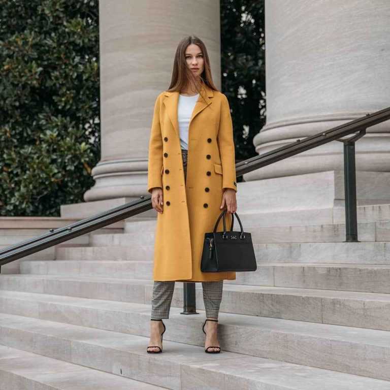 Как носить пальто с кроссовками - 85 ярких образов 2021-2022