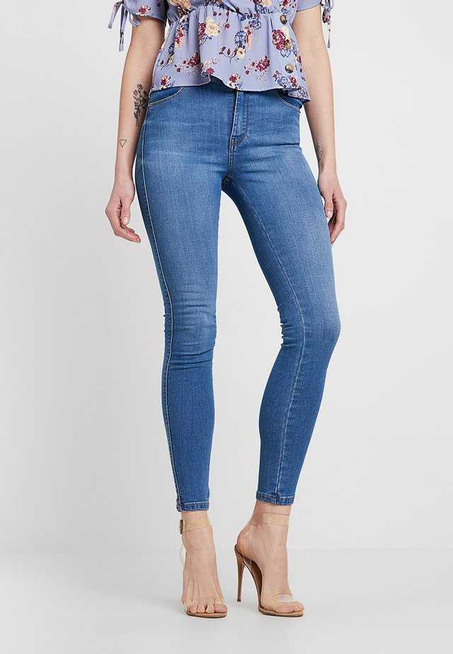 Как комбинировать джинсы с босоножками: советы, образы, стили